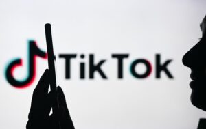 TikTok буде вчити відрізняти фейкові новини про політику