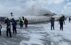 Літак перекинувся вгору дном в аеропорту Торонто