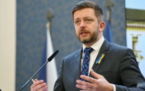 Чехія і Польща готують рішення про статус українських біженців після війни