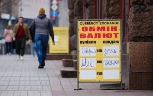 В обмінних пунктах триває зниження долара